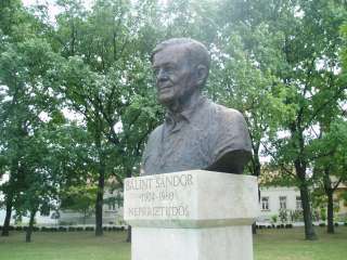 Szeged, Mátyás tér: Bálint Sándor szobra.jpg Szeged, Mátyás tér: Bálint Sándor szobra.jpg